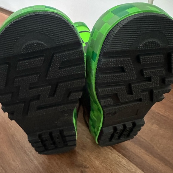 NEW Kid’s Minecraft Rain Boots Kids Size 10/11 NWT - Picture 4 of 10